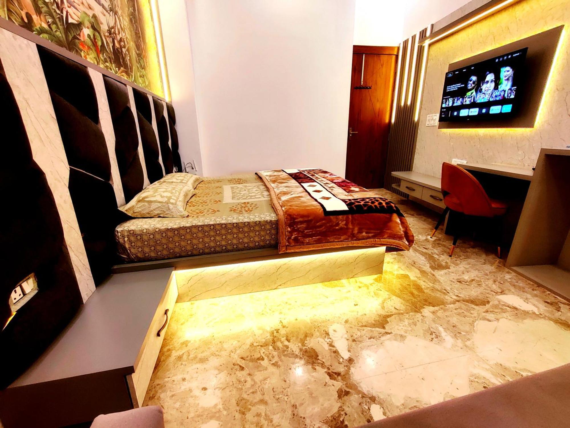 Premium Homestay Near Banke Bihari Ji With Power Backup - Free Wifi - Washing Machine Etc Vrindavan Exterior photo